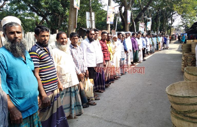 মনপ্রতি ১হাজার টাকা মুল্য নির্ধারণের দাবী- কলাপাড়ায় ধানের মূল্য বৃদ্ধির দাবিতে কৃষকদের বিক্ষোভ মিছিল
