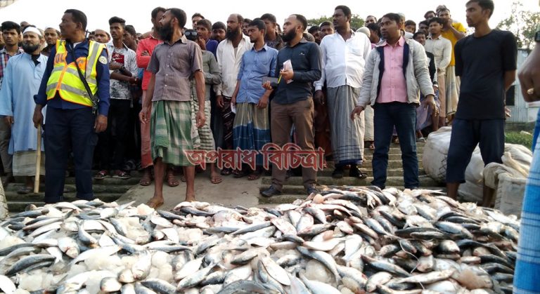 লঞ্চের কেরাণীকে ৫হাজার টাকা জরিমানা- কুয়াকাটায় ২লাখ মিটার জাল ও ২০মন ঝাটকা আটক