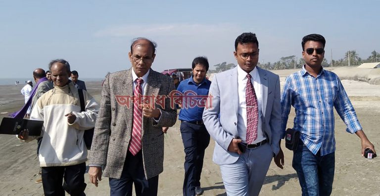 কুয়াকাটা সমুদ্র সৈকত পরিদর্শন করলেন জাতীয় নদী রক্ষা কমিশনের চেয়ারম্যান
