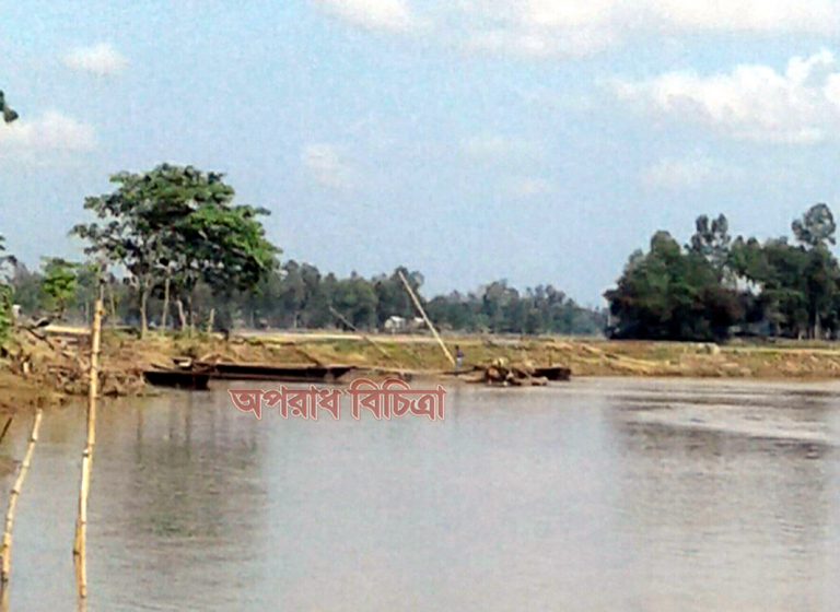 উপজেলার ৬টি নদীতে ড্রেজার দিয়ে বালু লুটপাটে ভেঙ্গে যাচ্ছে বাড়ীঘর ভুক্তভোগিদের অভিযোগ আমলে নিচ্ছেনা প্রশাসন