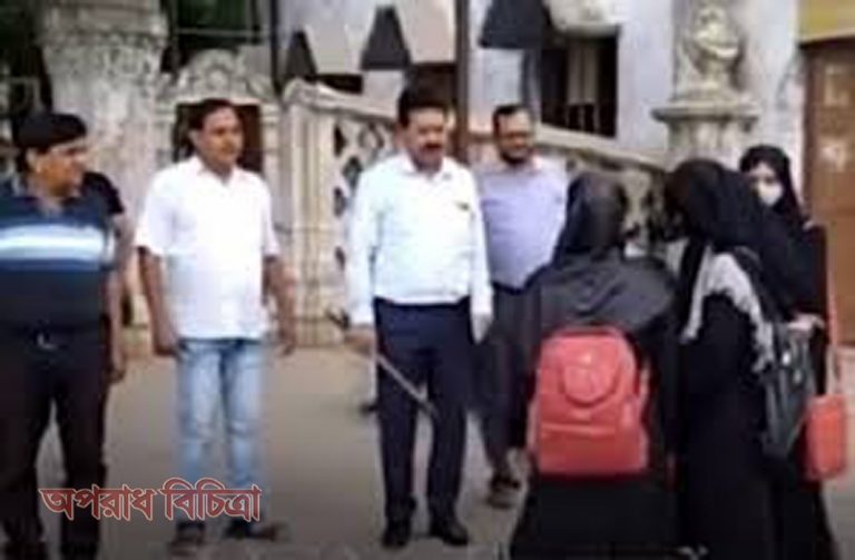 ছাত্রীদের কলেজ গেট থেকে ফিরিয়ে দিলেন প্রিন্সিপাল