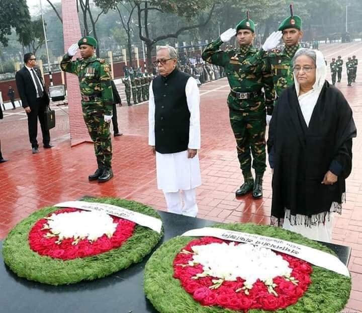 শহীদ বুদ্ধিজীবী কবরস্থানে রাষ্ট্রপতি ও প্রধানমন্ত্রী একই সঙ্গে শহীদদের প্রতি শ্রদ্ধা জানান