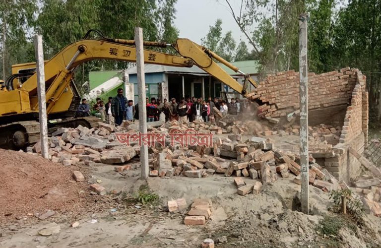 লালমনিরহাটে সরকারী জমি অবৈধ দখলদার উচ্ছেদ কার্যক্রম