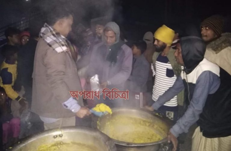 দীর্ঘ নয় বছর থেকে ছিন্নমুল মানুষের  মুখে  খাবার তুলে দিচ্ছে “নদী ভাংগা পরিষদ”