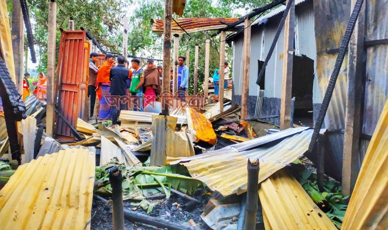 রৌমারীতে অগ্নিকান্ডে ৫ পরিবার নিঃস্ব  খোলা আকাশের নিচে জীবন যাপন