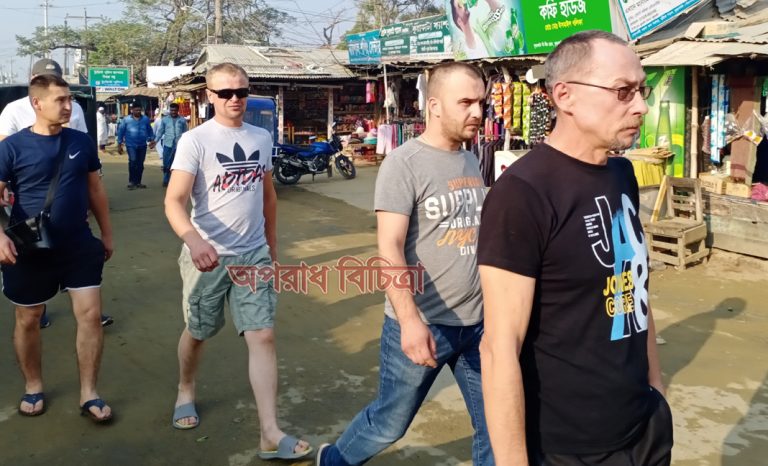 বছরের প্রথমে কুয়াকাটা সৈকতে বিদেশী পর্যটকদের ভীড়