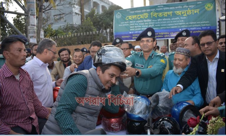 সিলেটে হেলমেট বিতরণ