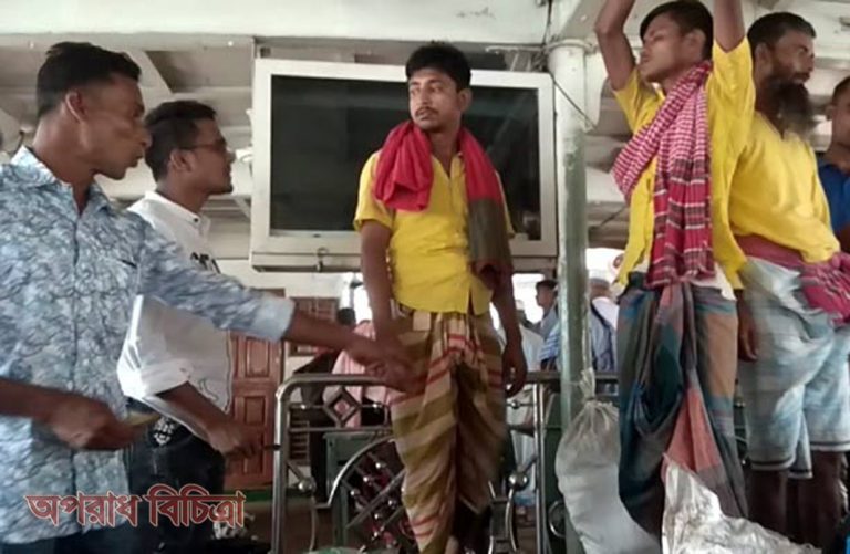 কুলিদের হাতে হয়রানির শিকার হচ্ছেন অসহায় যাত্রীরা