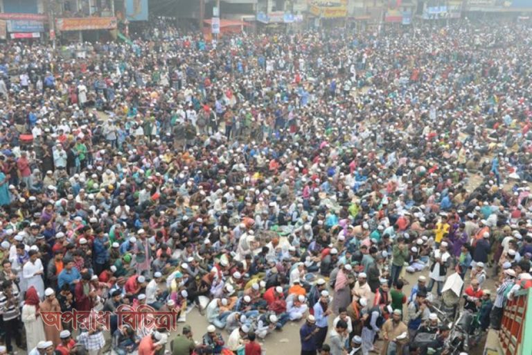 বিশ্ববাসীর শান্তি ও সমৃদ্ধি কামনা করে শেষ হল আখেরী মোনাজাত