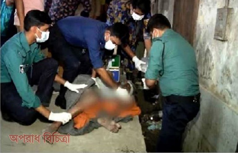 পথচারিরা কেউ এগিয়ে আসেনি কিন্তু মানবিকতার হাত বাড়িয়েছে পুলিশ