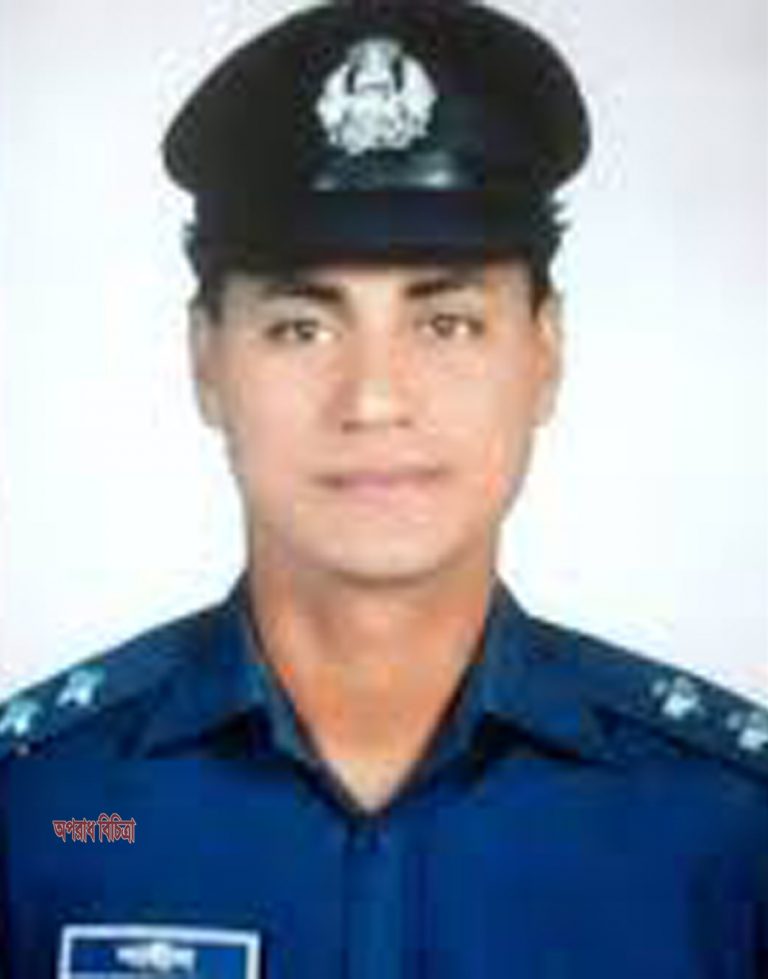 পথচারীকে ছুরিকাঘাতের সময় ডাকাতের উপর ঝাঁপিয়ে পড়লেন এস. আই শাহিন