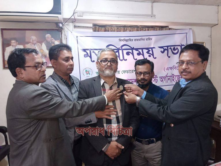 কাজী নেয়ামুল বশিরকে কোটপিন পড়িয়ে দেওয়া হলো