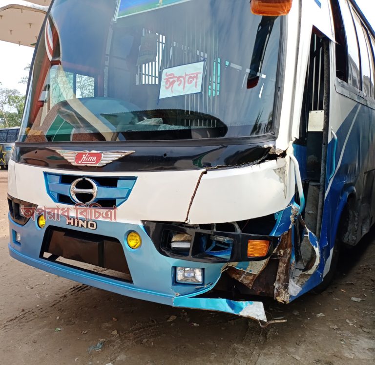 কুয়াকাটা-ঢাকা মহাসড়কে ঈগল পরিবহন টমটমের সংঘর্ষে নিহত-১, গাড়ীসহ চালক আটক