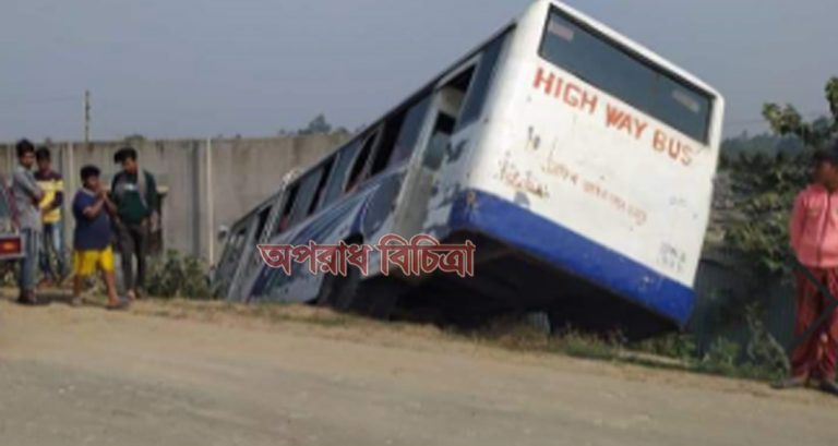 ধামরাইয়ে এসএসসি পরীক্ষার্থী বহনকারী বাস খাদে