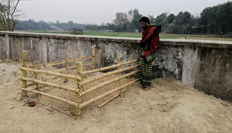এভাবে মায়ের দাফন হবে কখনো স্বপ্নেও ভাবিনি