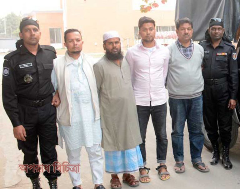 আদালতপাড়ায় অভিযান চালিয়ে চারজনকে আটক