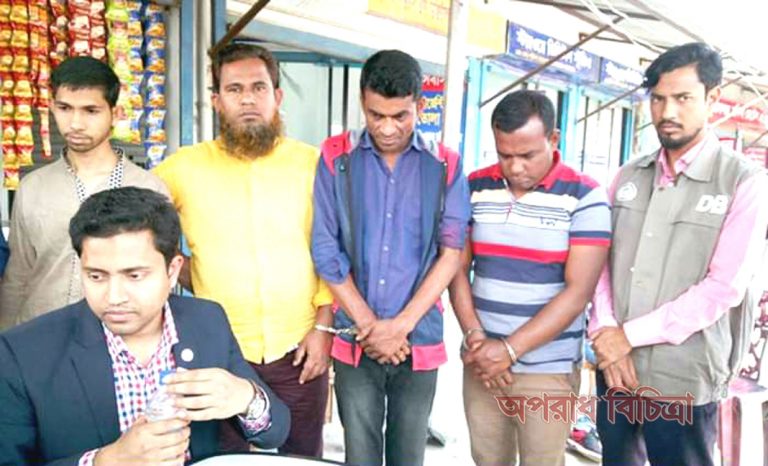 পাসপোর্ট অফিসে চার দালালকে হাতেনাতে গ্রেফতার