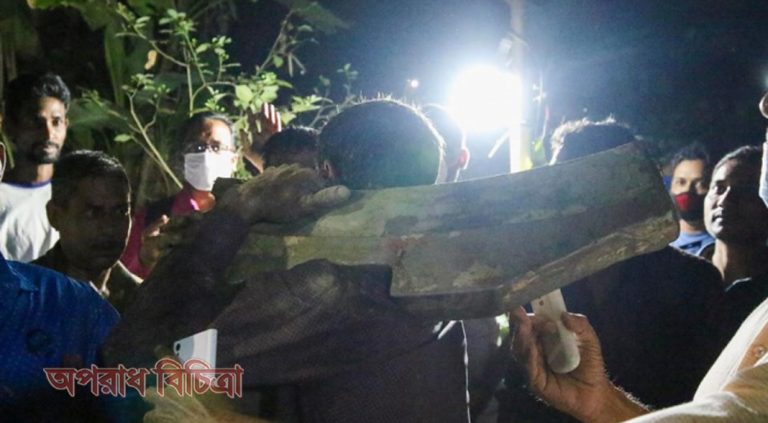 আকাশ থেকে পড়ল ৩০ কেজি ওজনের ধাতব পিণ্ড