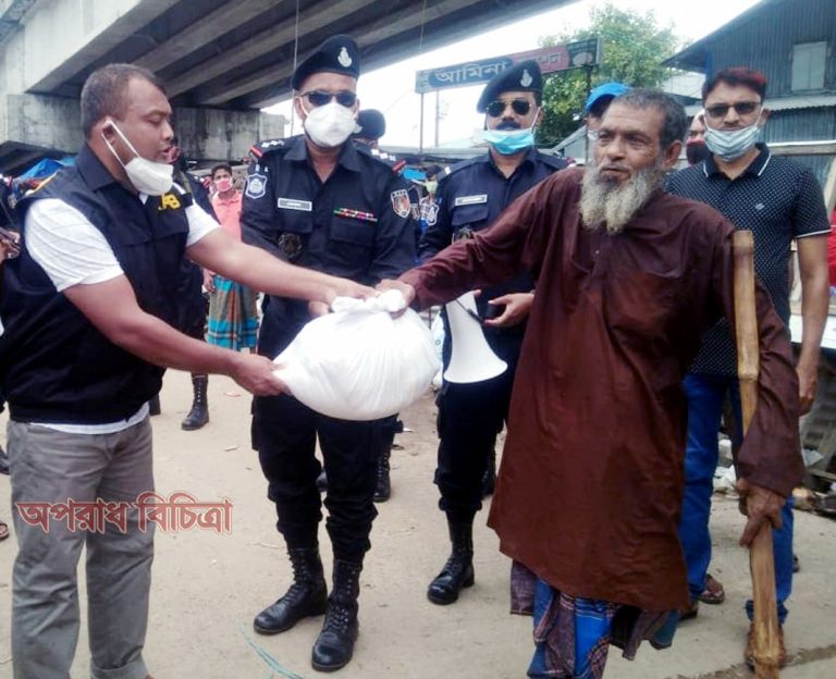মহিপুরে আম্পানে ক্ষতিগ্রস্থদের মাঝে র্যাবের খাদ্যসামগ্রী বিতরণ