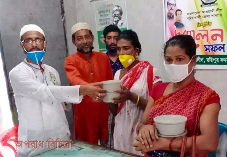 মহিপুরে ইফতার ও ঈদ সামগ্রী বিতরণ করলেন যুবলীগ নেতা বুলেট আকন