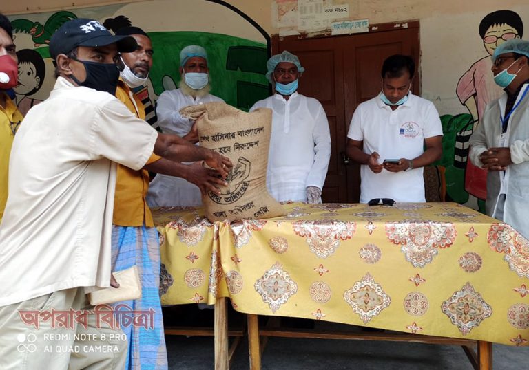 কুয়াকাটায় পৌরসভার উদ্যোগে ৬শতাধিক মানুষের মাঝে চাল বিতরণ