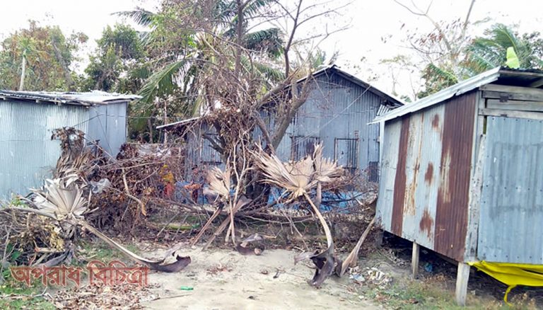 কুয়াকাটায় করোনা আতংকে কাটার বেড়া দিয়ে একটি বাড়ি লকডাউন করেছে গ্রামবাসী