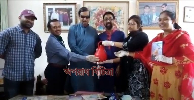 স্কুল ছাত্রী সাফার অন্যন্য উদাহরণ
