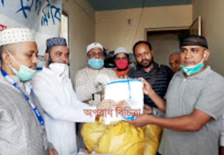 সাংবাদিকদের কাছে পিপিই সহ সংকটকালীন উপহার সামগ্রী বিতরন করলেন চট্টগ্রাম অনলাইন প্রেসক্লাব