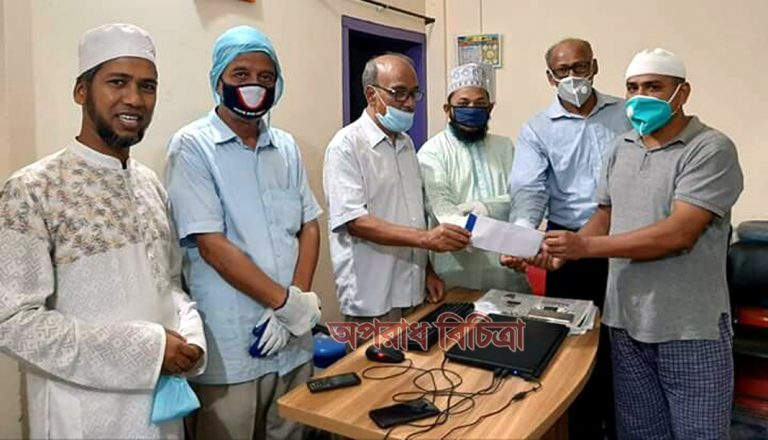 চট্টগ্রাম অনলাইন প্রেস ক্লাবের ত্যাগী সদস্যদের ঈদ উপহার প্রদান
