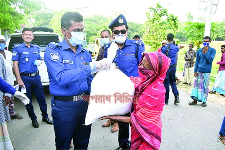 করোনায় ক্ষতিগ্রস্থ লকডাউনের পুলিশের মানবিকতা