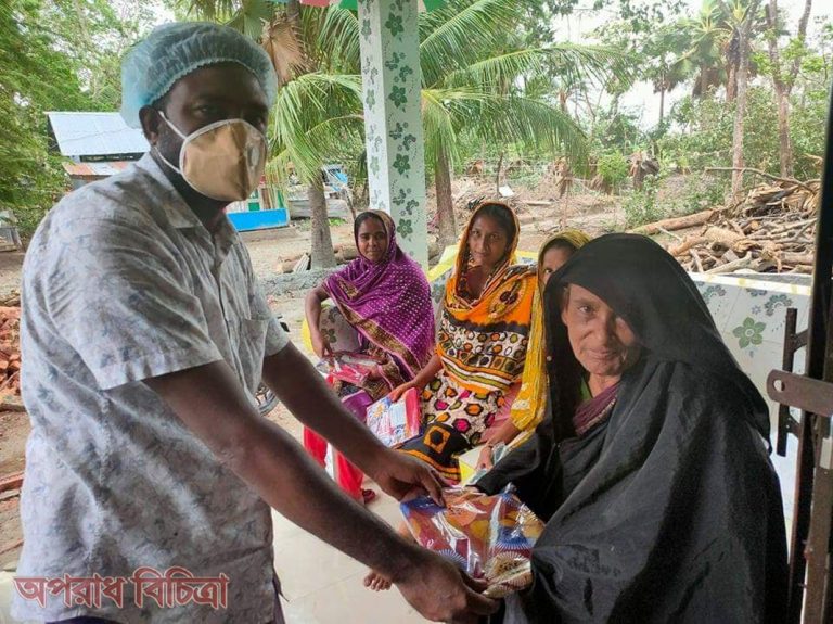 কুয়াকাটায় তিন শতাধিক পরিবারকে শাড়ি উপহার দিলেন ব্যবসায়ী নেতা বশির আহম্মেদ