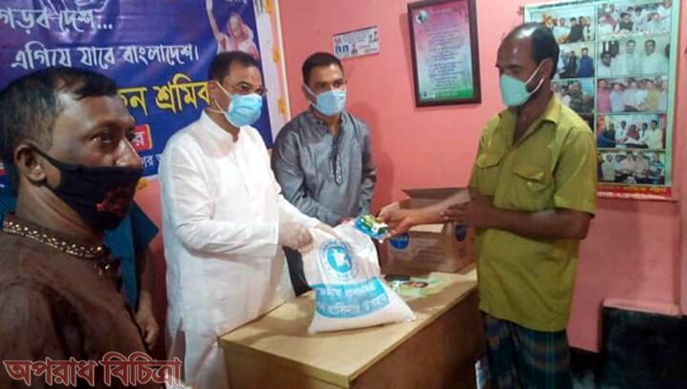 চট্টগ্রাম নগরীর হতদরিদ্র গাড়ি চালকেরা পেলেন প্রধানমন্ত্রীর পক্ষ থেকে সংকটকালীন উপহার