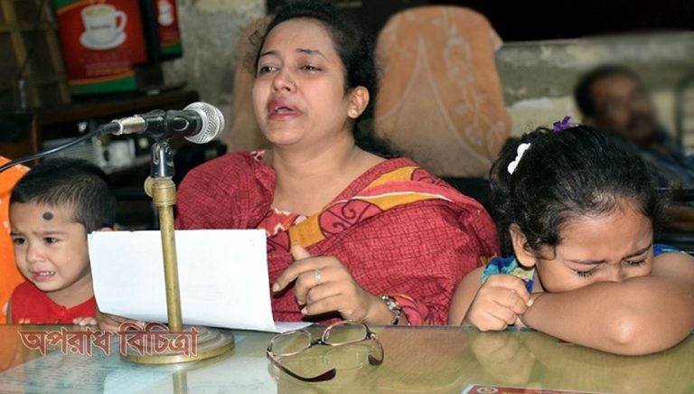 বাবাকে পেতে কাঁদছে দুই শিশু