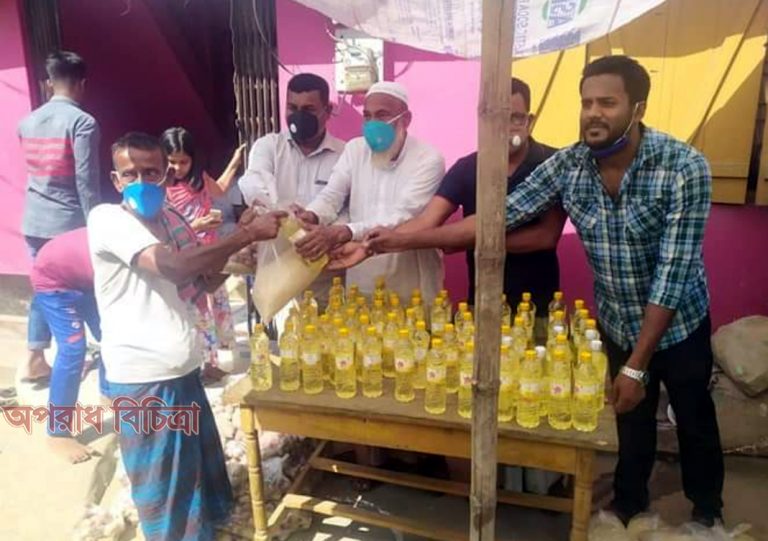 করোনা ভাইরাসের কারণে কর্মহীন মানুষের মধ্যে আজমিরীগঞ্জে অসহায়দের পাশে শিক্ষক জহুর