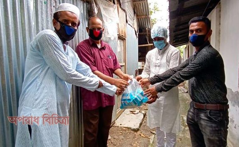 কুয়াকাটায় প্রাথমিক শিক্ষার্থীদের মাঝে বিস্কুট বিতরন করা হয়েছে