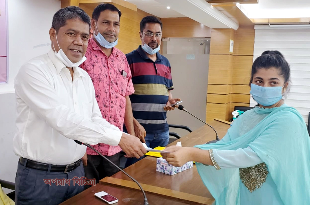 নোয়াখালীতে করোনা পরিস্থিতিতে শিল্পী-সংস্কৃতিকর্মীদের মাঝে পৌর মেয়রের প্রনোদনা প্রদান