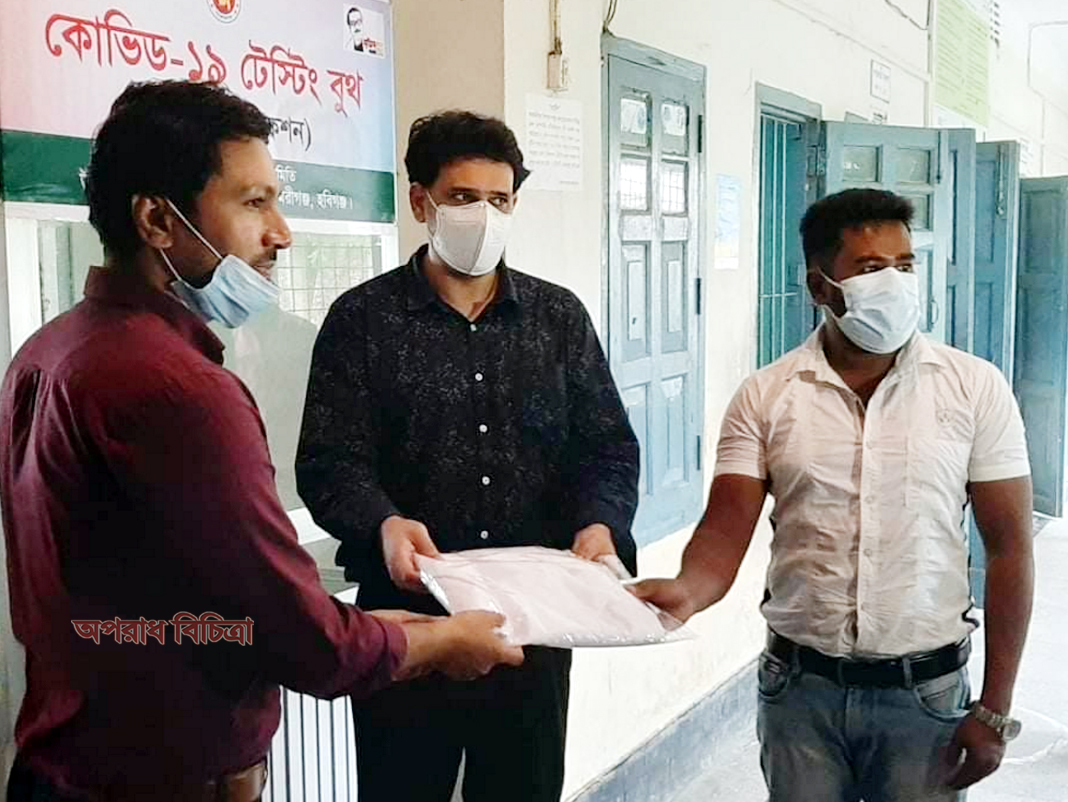 আজমিরীগঞ্জে সমাজসেবা কার্যালয়ের উদ্যোগে কোভিড -১৯ নমুনা সংগ্রহকারী মোঃ লিটন মিয়া কে পিপিই প্রদান