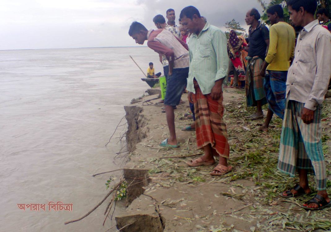 কাজিপুরে বন্যার পানি কমতে থাকায় বাড়ছে নদী ভাঙ্গন