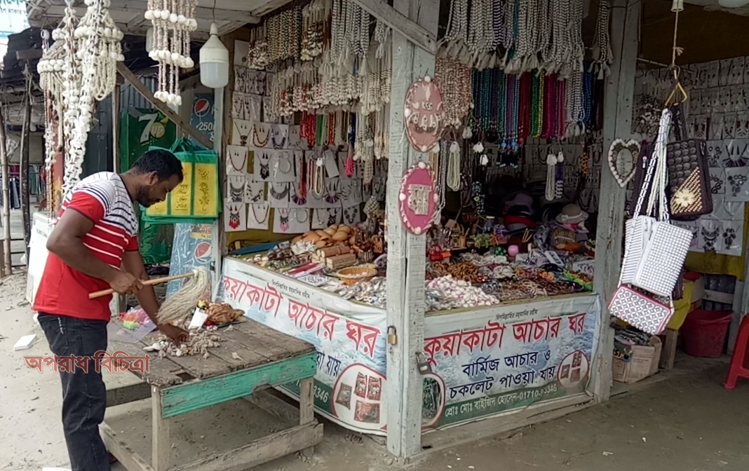 প্রথম দিনে পর্যটক শুন্য কুয়াকাটা সৈকত