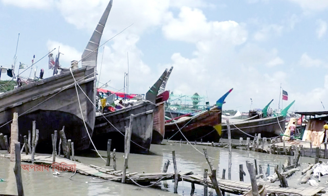 বঙ্গোপসাগর উত্তাল…  গভীর সমুদ্রে মাছ শিকাররত জেলেরা নিরাপদ আশ্রয়ে