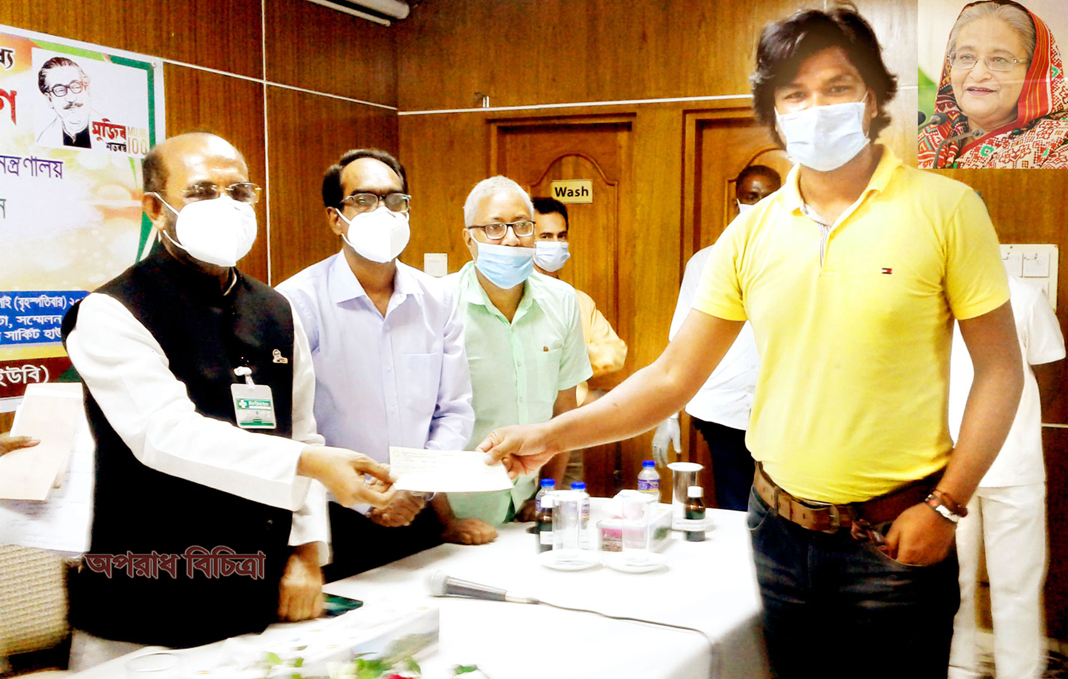 করোনা পরিস্থিতিতে সাংবাদিকদের মধ্যে প্রধানমন্ত্রীর সহায়তার চেক বিতরণ করলেন মৎস ও প্রাণিসম্পদ মন্ত্রী শ ম রেজাউল করিম