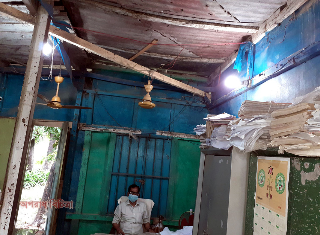 ৯৬ বছরেও দুর্দশা কাটেনি খেপুপাড়া সাবরেজিষ্ট্রী অফিসের, টিনসেড ভবনে চলছে কার্যক্রম