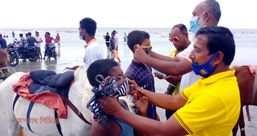 কুয়াকাটাকে নিরাপদ রাখতে টোয়াকের উদ্যোগে মাস্ক বিতরণ