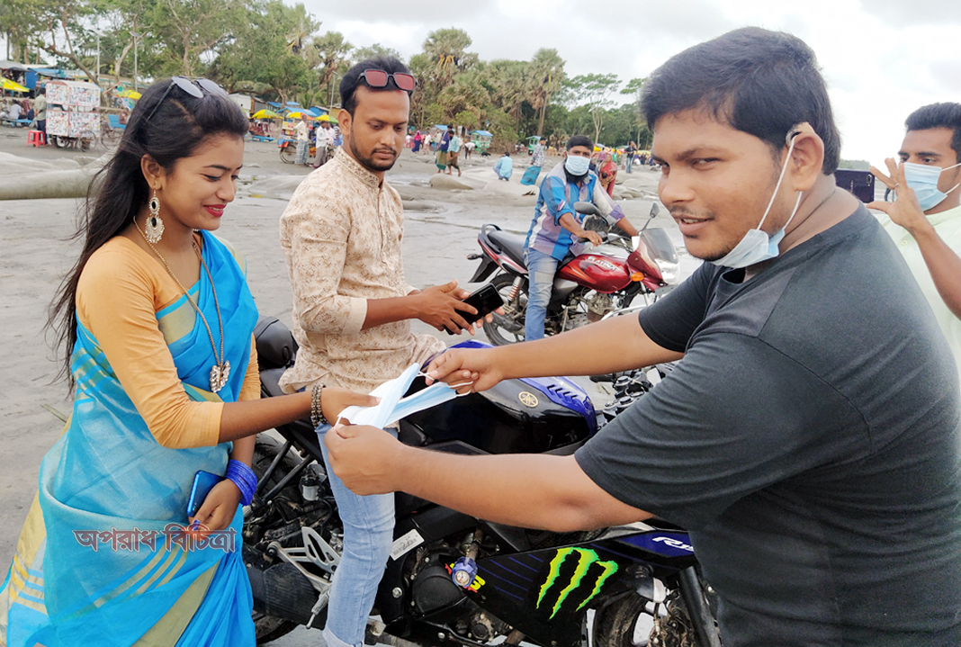 কুয়াকাটায় পরিচ্ছন্নতা অভিযান ও মাঝে মাস্ক বিতরণ
