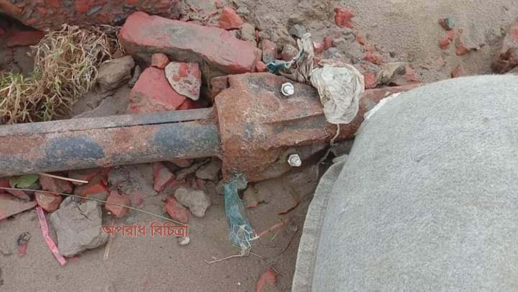 দায়িত্বে অবহেলার অভিযোগ- কুয়াকাটা সৈকতে মাটির নীচ থেকে বেরিয়ে পড়েছে সাবমেরিন ক্যাবল