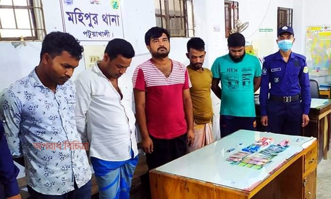 কুয়াকাটায় আবাসিক হোটেল থেকে ছাত্রলীগ সভাপতি সহ ৫ জুয়ারি আটক, ৪ পুলিশ সদস্য আহত