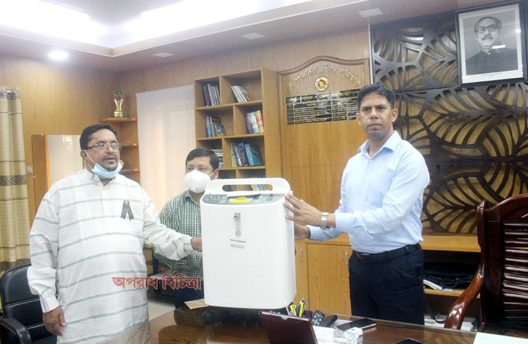 করোনা রোগীদের চিকিৎসার জন্য পটুয়াখালী জেলা প্রশাসক’র কাছে নাভানার ৪টি অক্সিজেন  সিলিন্ডার হস্তান্তর করেন এড. সুলতান আহমেদ মৃধা