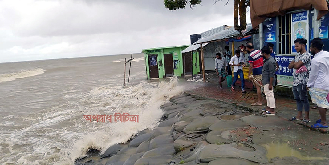 প্রচন্ড ঢেউয়ের তান্ডবে লন্ডভন্ড কুয়াকাটা সৈকত