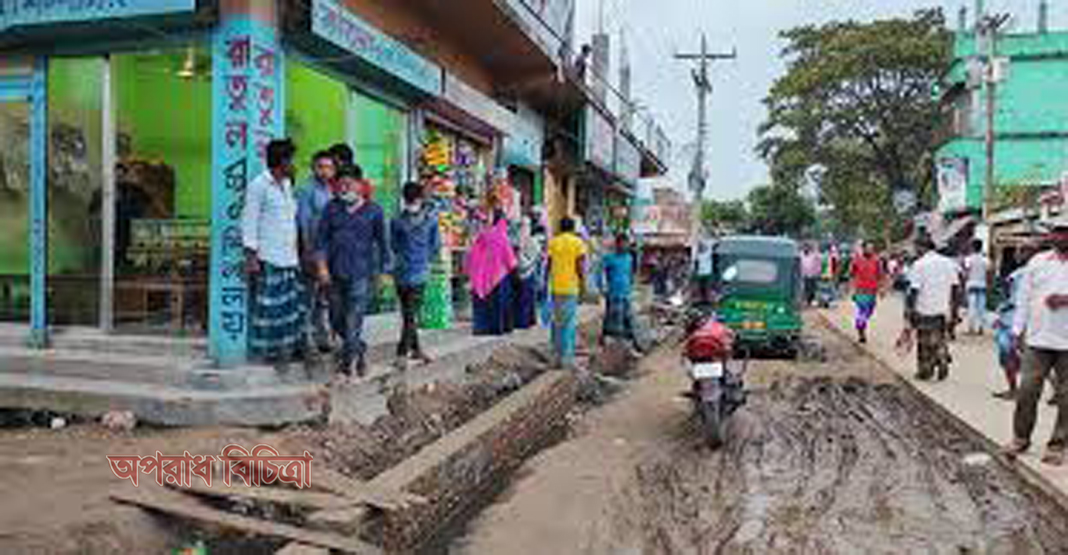 অন্যের জায়গায় রাস্তা তৈরির চেষ্টা, ঠিকাদারের বিরুদ্ধে অভিযোগ