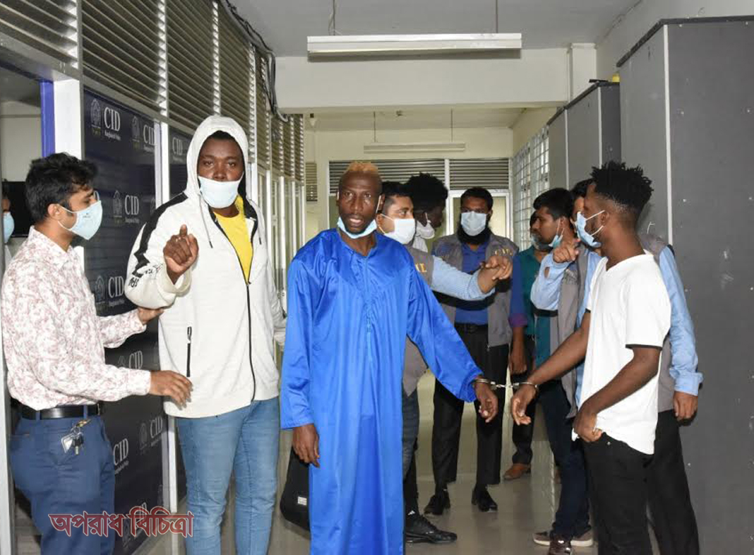 ফেসবুক প্রতারণার জড়িত অভিযোগে চার বিদেশি গ্রেপ্তার